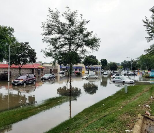 한 총리, ‘저지대 침수 등 위험 우려시 선제적 대피’ 긴급 지시 cars on flooded street