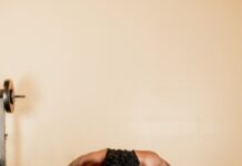 비 오는 날의 실내 운동: 체중을 이용한 피트니스 루틴 man in black tank top and black shorts holding black dumbbells