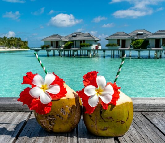 여름철 운동 중 물 대신 마시면 좋은 음료 a couple of coconuts sitting on top of a wooden table