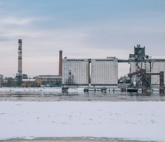 2027년까지 해외건설 수주 500억 달러 목표, K-건설 키운다 photo of white concrete buildings