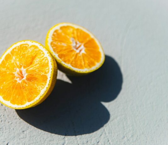 면역력 강화: 비타민 C의 역할 two oranges cut in half sitting on a table