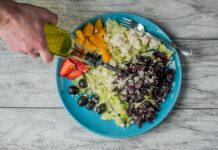 심장 건강을 위한 식단: 심혈관 질환 예방 식품 flat lay photography of man making vegetable and fruit salad