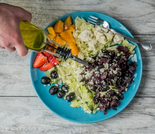 심장 건강을 위한 식단: 심혈관 질환 예방 식품 flat lay photography of man making vegetable and fruit salad