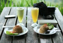 가공식품의 위험: 건강을 위한 신선한 식사 선택 fried rice and glass of juices on table