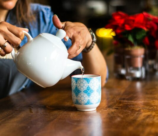 체중 증가 예방을 위한 간단한 식사 팁 unknown person holding white ceramic kettle