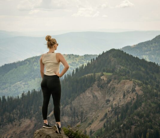 정신적 회복을 위한 활동: 소소한 변화의 힘 a man standing on a rock overlooking a valley with trees and mountains