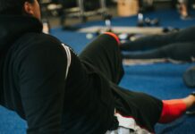 운동 중 부상을 예방하는 방법 person in black pants and white shirt