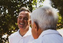 운동이 면역 체계에 미치는 긍정적 변화 two men near trees