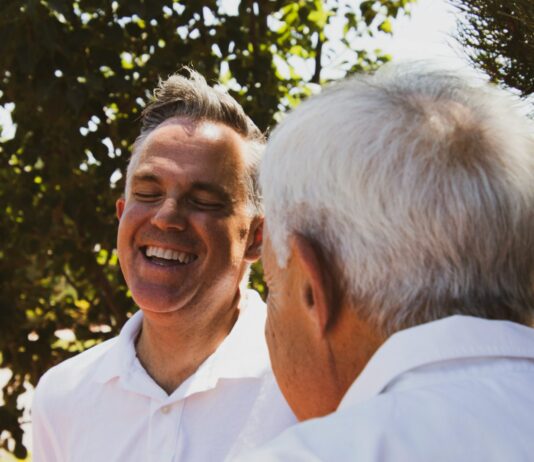 운동이 면역 체계에 미치는 긍정적 변화 two men near trees