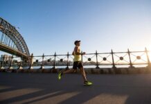 체중 감량을 위한 겨울철 운동과 영양 섭취 팁 man in yellow tank top running near shore