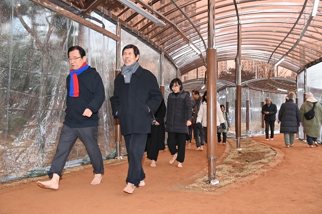 (사진1)하남시, 감일지구와 위례지구 황톳길 개장