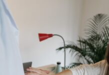 오래 앉아있는 직장인을 위한 간단한 운동 person in white long sleeve shirt holding white textile