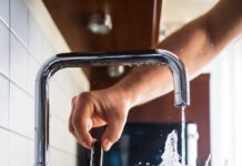 건강한 삶을 위한 효과적인 다이어트와 운동 person opening faucet