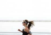 유산소 운동이 가지는 장점 woman running wearing armband