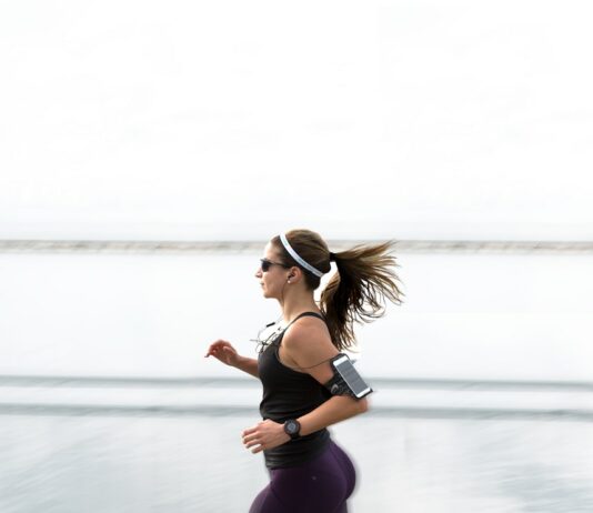 유산소 운동이 가지는 장점 woman running wearing armband