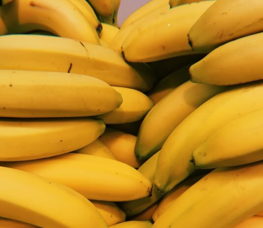 에너지 대사와 건강을 위한 비타민 B군 yellow banana fruits