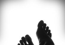 건강한 식단과 운동으로 새롭게 신체 리셋 silhouette of person's feet against white background