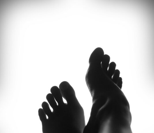 건강한 식단과 운동으로 새롭게 신체 리셋 silhouette of person's feet against white background