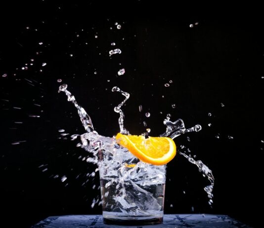 슈퍼푸드와 운동으로 면역력을 높이기 splash of water in drinking glass with sliced lemon