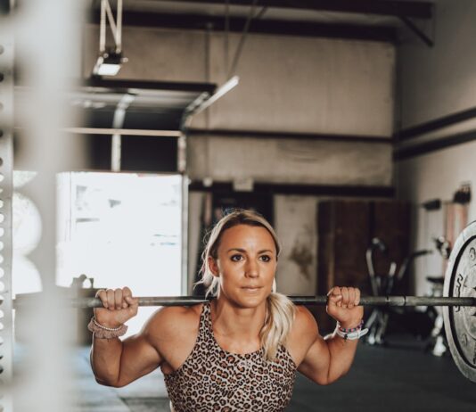 ‘출근 전 10분 운동’이 바꾼 일상 에너지 a person in a gym