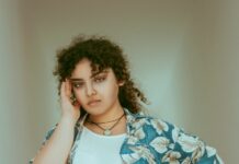 “먹는 건 별로 없는데 왜 배만 나올까요?”…복부지방의 숨은 이유 woman wearing blue and white floral shirt and blue denim shorts