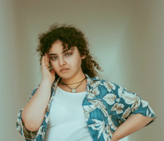 “먹는 건 별로 없는데 왜 배만 나올까요?”…복부지방의 숨은 이유 woman wearing blue and white floral shirt and blue denim shorts