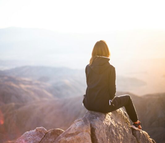 30~40대 여성이 꼭 알아야 할 건강한 라이프스타일의 비밀 person sitting on top of gray rock overlooking mountain during daytime