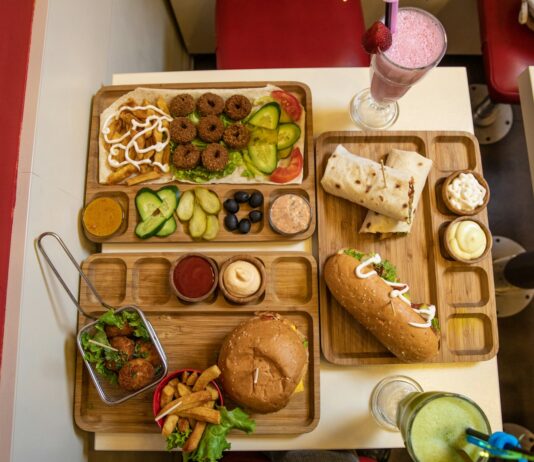 건강한 식단을 통한 삶의 질 향상 sliced bread on brown wooden chopping board