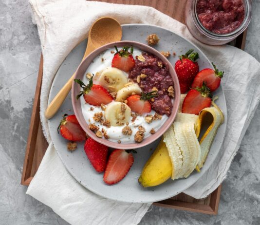 면역력 높이는 건강 식습관, 일상에서 실천하세요 sliced fruits on white ceramic plate