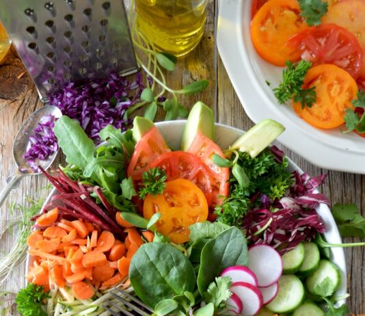 건강한 식단이 만드는 작은 변화, 큰 효과 close-up photo of vegetable salad