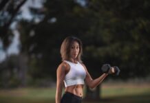 근육, 건강의 기초를 다지는 숨은 영웅 woman in white sports bra and black shorts holding black dumbbell