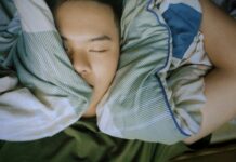 “잠은 자는데 개운하지 않아요”… 수면의 질을 망치는 ‘숨 막힘’의 정체는? baby in blue and white stripe onesie