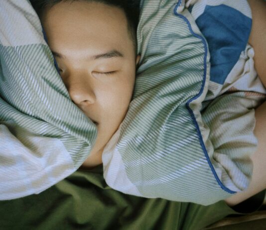 “잠은 자는데 개운하지 않아요”… 수면의 질을 망치는 ‘숨 막힘’의 정체는? baby in blue and white stripe onesie