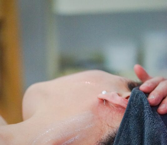 대체요법, 전통과 과학의 만남으로 건강관리의 새로운 길 제시 a man laying down with a towel on his head