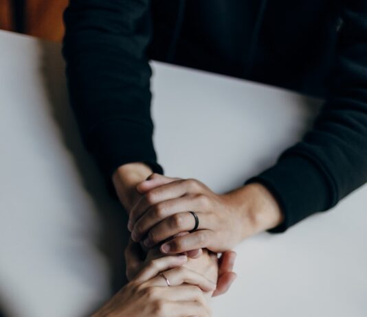 일상 속 ‘마음 근력’ 키우기… 정신건강 위한 작은 루틴이 트렌드로 person in black long sleeve shirt holding babys feet