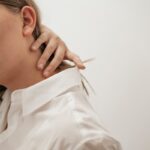 불안이 몸에 새기는 긴장 각인: 목·어깨 통증의 정서적 기원 woman in white dress shirt