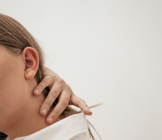 불안이 몸에 새기는 긴장 각인: 목·어깨 통증의 정서적 기원 woman in white dress shirt