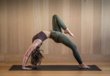 일상 속 뇌건강 챙기기, 간단한 습관으로 시작하세요 a woman is doing a yoga pose on a mat