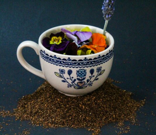 일상 속에서 실천하는 대체요법, 건강과 휴식의 새로운 선택지 a cup with a flower design