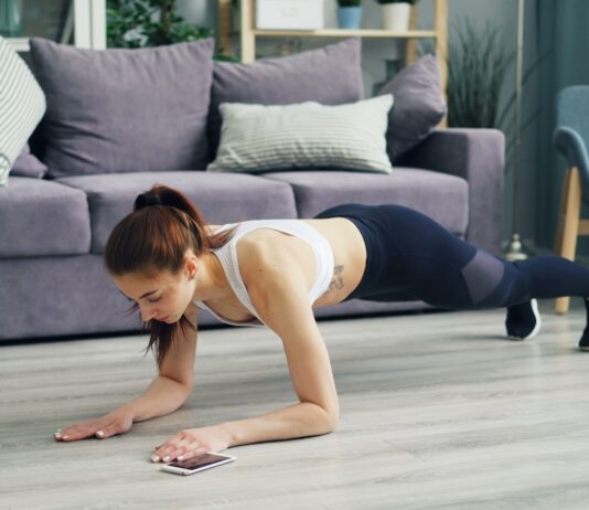 ‘마이크로워크아웃’ 열풍, 짧고 자주 움직이기가 건강한 일상 만든다 a woman is doing push ups on the floor