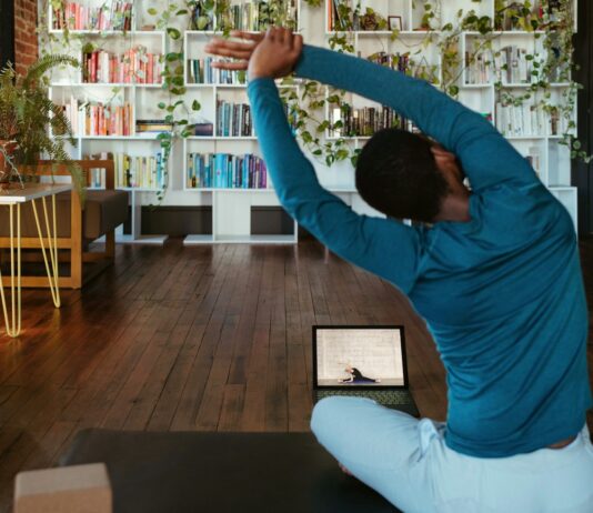 “홈트부터 걷기 챌린지까지…바쁜 한국인을 위한 효과적인 운동 습관 만들기” a man doing yoga in a living room