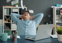 좁은 의자 위 생존술: 당신의 8시간을 구원할 ‘오피스 스트레칭’ Man celebrating success by throwing papers in office