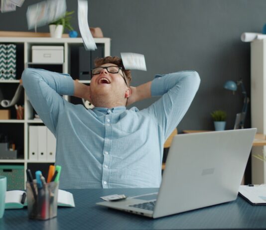 좁은 의자 위 생존술: 당신의 8시간을 구원할 ‘오피스 스트레칭’ Man celebrating success by throwing papers in office