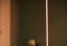 “낮잠, 짧게 자면 득이 된다”…현대인 위한 슬기로운 낮잠 습관 man in red long sleeve shirt using macbook