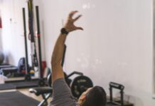 실버 필라테스의 부상: 100세 시대, 무릎 관절을 지키는 가장 우아한 방법 a couple of men standing on top of a yoga mat