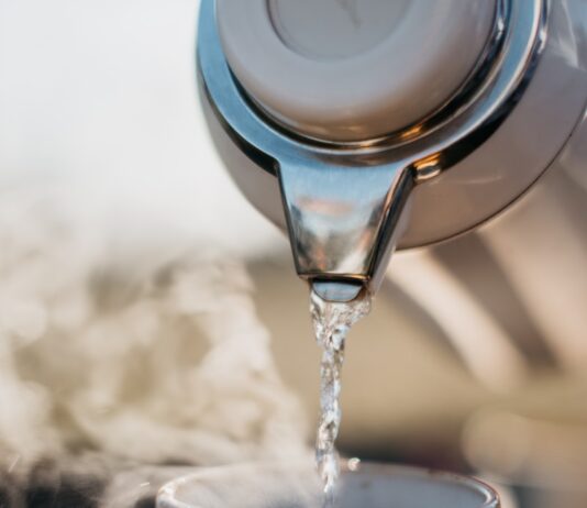 집에서도 가능한 마인드풀니스, 일상 속 작은 실천으로 마음 챙기기 a glass pouring water into a cup