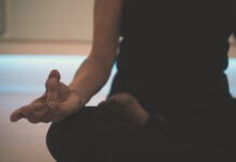 마음도 건강관리 시대… 일상에서 챙기는 정신건강 루틴 인기 person doing yoga on floor