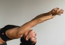 ‘나를 위한 건강 루틴’… 달라진 여성 건강관리 트렌드 woman stretching arms