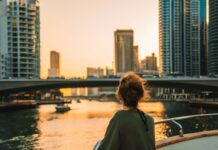 스트레스, 일상 속 작은 변화로 관리한다…쉽게 실천하는 건강 습관 화제 Woman on boat overlooking city skyline at sunset