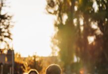 여성 건강관리, 일상 속 작은 실천이 만든다 a group of people sitting on top of a lush green field